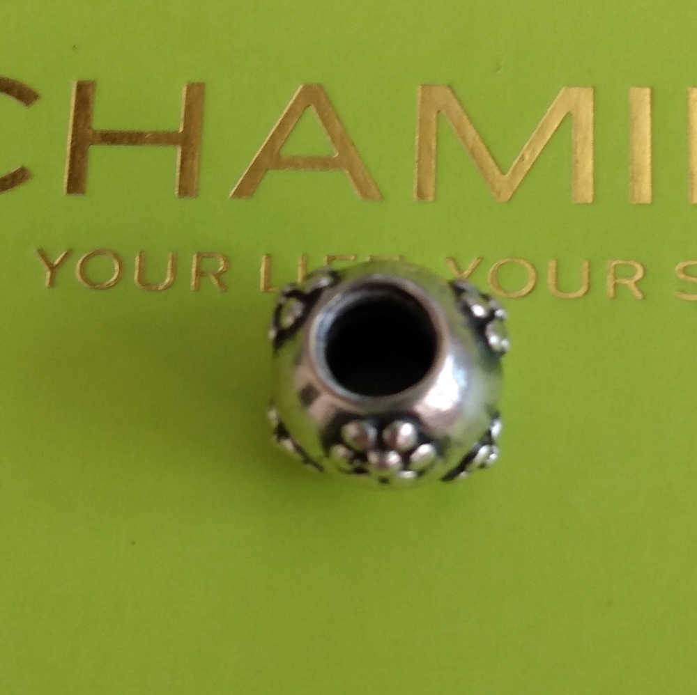 Chamilia daisy flower Charm